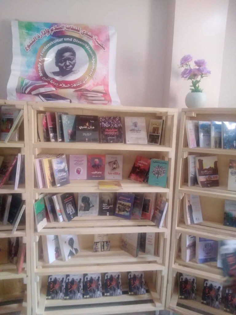 A picture of a bookcase with books showing in sein.